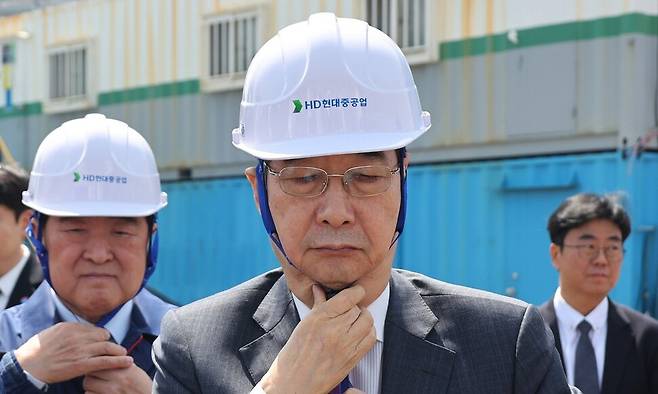 한덕수 대통령 권한대행 국무총리가 16일 HD현대중공업 울산 조선소에서 시찰에 앞서 안전모를 착용하고 있다. 연합뉴스