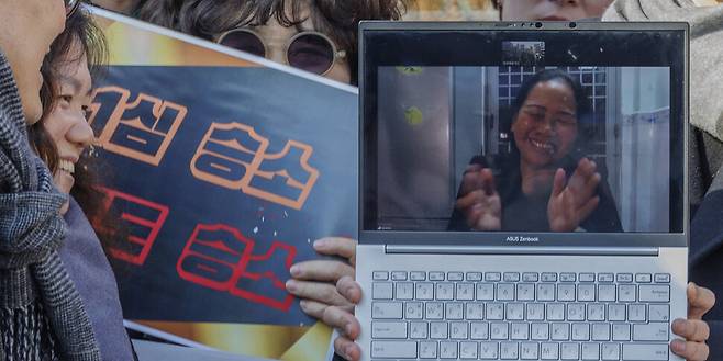 베트남전쟁 당시 한국군의 민간인 학살 사건의 생존자인 응우옌티탄씨가 2025년 1월17일 오후 대한민국을 상대로 제기한 국가배상소송 2심 승소 소식을 듣고 기뻐하고 있다. 연합뉴스