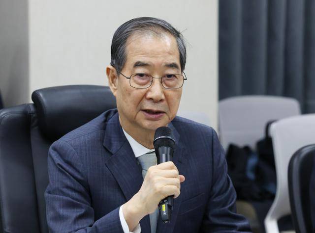 한덕수 대통령 권한대행 국무총리가 15일 광주 서구 기아오토랜드 광주공장에서 열린 자동차산업 현장방문 간담회에 참석해 발언하고 있다. 광주=뉴시스