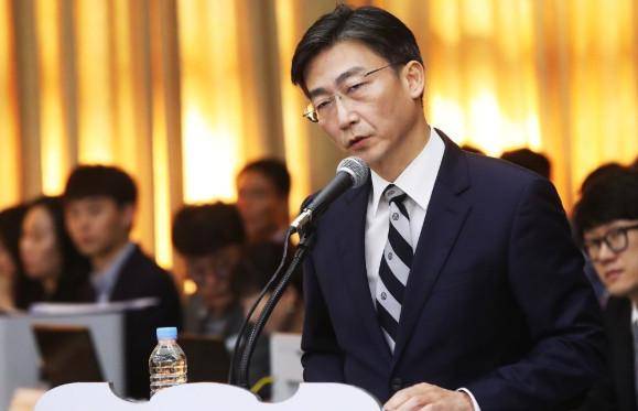 지난해 10월 18일 경기 수원시 팔달구 경기도청에서 열린 국회 행정안전위원회의 경기도에 대한 국정감사에서 참고인으로 출석한 이국종 당시 경기남부권역외상센터장이 질의에 답변하고 있다. 수원=연합뉴스