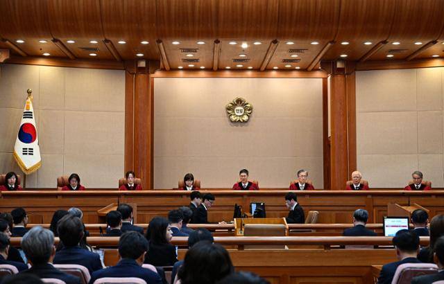 문형배(왼쪽 다섯 번째) 헌법재판소장 직무대행이 4일 헌법재판소 대심판정에서 윤석열 대통령 탄핵심판 선고를 하고 있다. 사진공동취재단