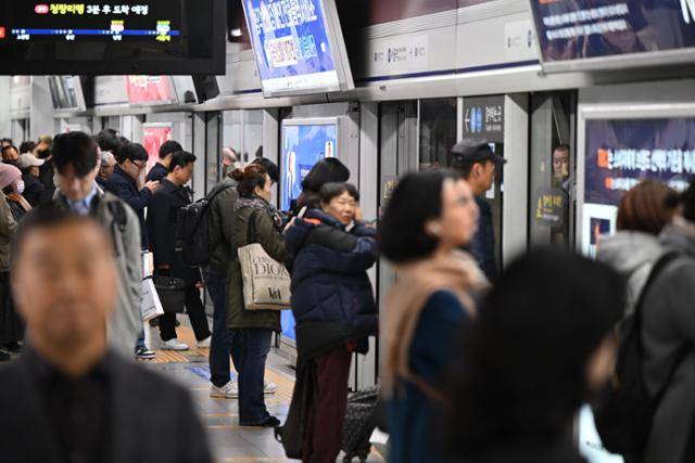 2024년 11월 20일 서울 지하철 1호선 서울역에서 시민들이 열차를 기다리고 있다. 박시몬 기자