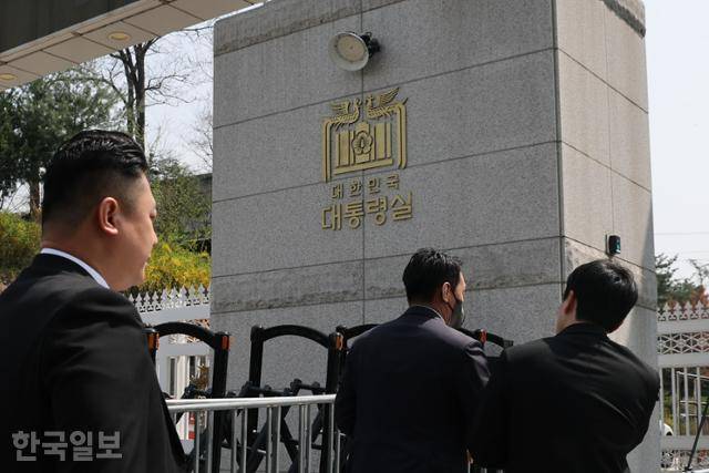 경찰청 국가수사본부 비상계엄 특별수사단 관계자들이 16일 서울 용산구 대통령실 압수수색을 시도하고 있다. 대통령실 외에 한남동 공관촌도 압수수색 대상에 포함됐으나 역시 경호처 저지로 들어가지 못했다. 대신 경찰은 경호처와 협의를 통해 임의제출 형태로 일부 자료를 확보했다. 왕태석 선임기자