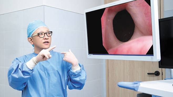 칸비뇨의학과의원 윤철용 대표원장은 “유로리프트 시술은 20분 내외로 끝난다”며 “약물·수술 치료에서 동반되는 부작용이 거의 없어 만성질환자나 고령자도 받을 수 있다”고 말했다. /김지아 헬스조선 객원기자