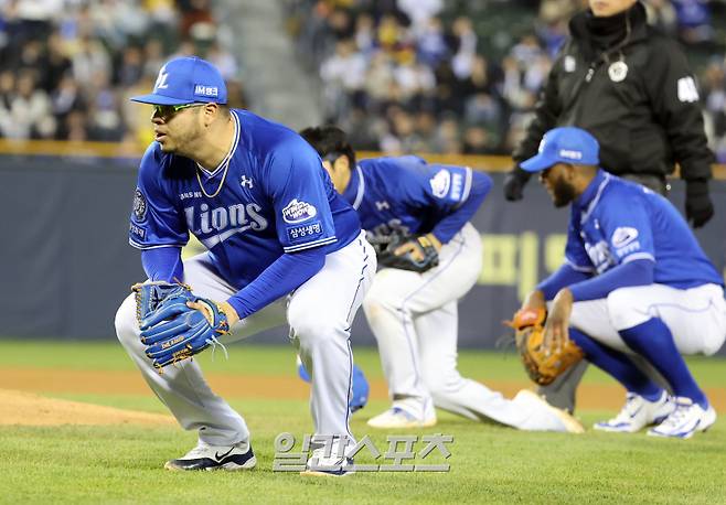 15일 오후 잠실야구장에서 열린 2025 프로야구 삼성과 LG 경기. 삼성 선발 후라도가 6회 LG 박동원의 플라이 타구를 유격수 이재현이 잡아내자 안도의 숨을 내쉬고있다. 잠실=정시종 기자 capa@edaily.co.kr /2025.04.15.