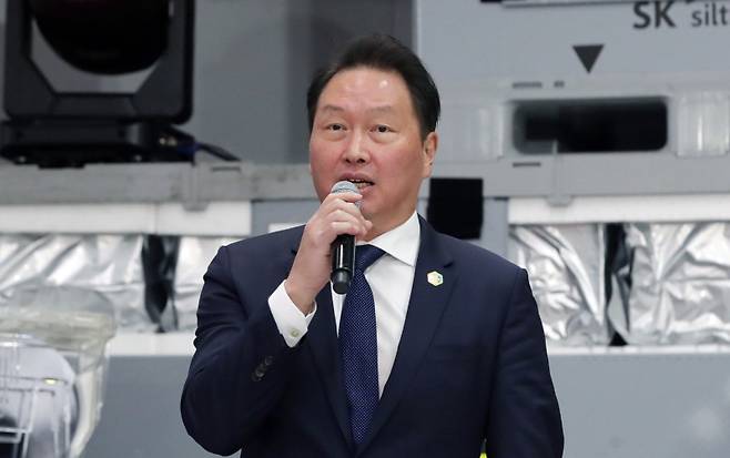 <yonhap photo-3343="">지난 2023년 경북 구미시의 SK실트론 공장에서 열린 반도체 투자협약식 참석한 최태원 SK그룹 회장. 연합뉴스&nbsp;</yonhap>