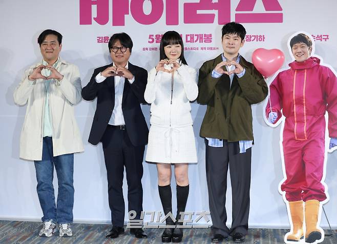 강이관 감독, 배우 김윤석, 배두나, 장기하가16일 오전 서울 강남구 메가박스 코엑스점에서 열린 영화 '바이러스' 제작보고회에 참석해 포즈를 취하고 있다. '바이러스'는 이유 없이 사랑에 빠지는 치사율 100% 바이러스에 감염된 '택선'이 모쏠 연구원 '수필', 오랜 동창 '연우', 그리고 치료제를 만들 수 있는 유일한 전문가 '이균'까지 세 남자와 함께하는 예기치 못한 여정을 그린 영화. 오는 5월 7일 개봉. 서병수 기자 qudtn@edaily.co.kr /2025.04.16/
