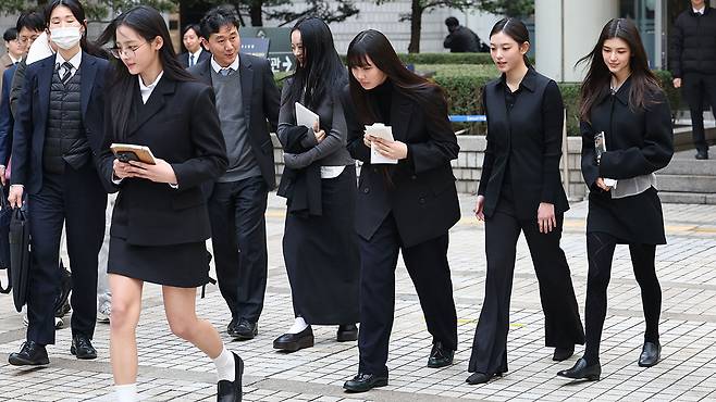 법원 청사 나서는 뉴진스(NJZ) 2025.3.7