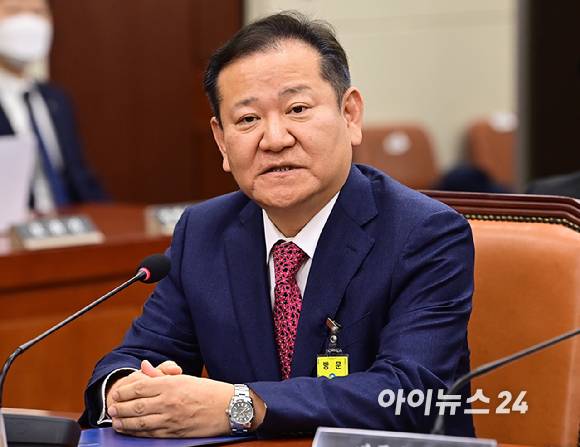 이상민 전 행정안전부 장관이 지난 1월 22일 오전 서울 여의도 국회에서 열린 윤석열 정부의 비상계엄 선포를 통한 내란 혐의 진상규명 국정조사 1차 청문회에서 증언 거부를 하고 있다. 2025.01.22. [사진=곽영래 기자]