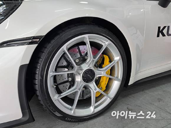 포르쉐 차량에 장착된 금호타이어의 '엑스타 스포츠S' 타이어. [사진=김종성 기자]