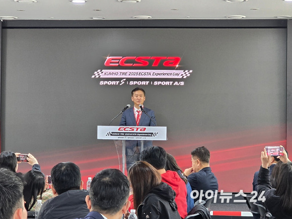 정일택 금호타이어 대표이사 사장이 지난 15일 경기도 용인 AMG 스피드웨이에서 열린 '엑스타 익스피리언스 데이' 행사에서 인사말 하고 있다. [사진=김종성 기자]