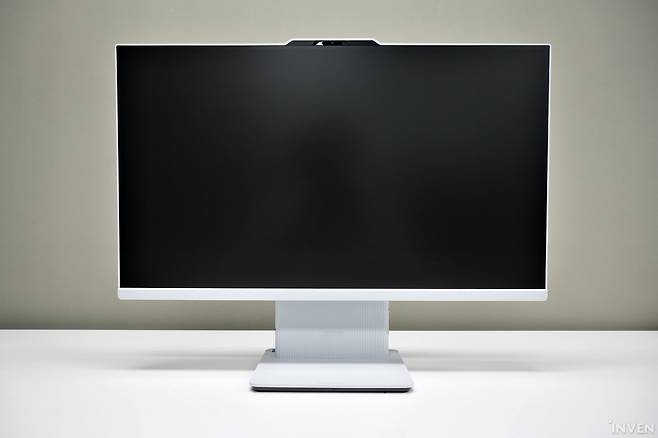▲ 깔끔한 디자인의 27인치 디스플레이를 지원하는 레노버 아이디어센터 AIO 27