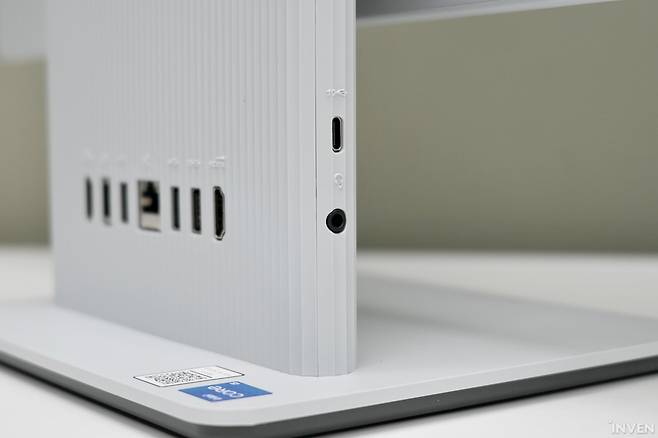 ▲ 반대 측면에는 USB C와 3.5mm 오디오 콤보잭이 위치하고 있다