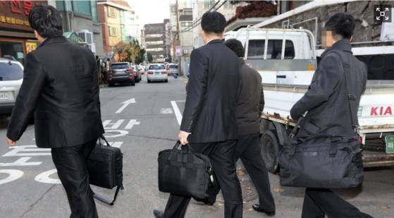 2013년 11월 국가정보원 수사관들이 진보예술단체 사무실과 단원들의 자택을 압수수색하고 있다. 연합뉴스