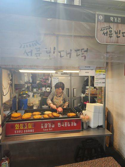 대구 서문시장에서 빈대떡 가게를 운영하는 박태숙(70)씨는 ″예전에 서문시장에 윤석열 전 대통령이 왔을 때 정말 난리가 날 만큼 상인들이 좋아했다. 근데 이번에 너무 심하게 해서″라고 말끝을 흐리며 ″권한대행하고 계신 분(한덕수 대행) 이미지가 좀 괜찮은 것 같다″고 말했다. 김규태 기자