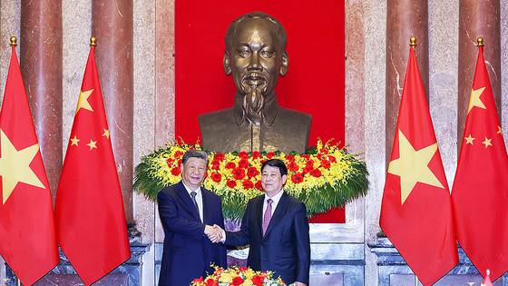 시진핑 중국 국가주석과 르엉 끄엉 베트남 국가주석(오른쪽)이 15일 베트남 하노이 주석궁에서 악수를 나누고 있다. 베트남을 국빈방문 중인 시 주석은 미국의 관세 부과에 대한 공동대응을 베트남에 촉구했지만, 미국과도 교역 중인 베트남은 신중한 자세를 보였다. AP=연합뉴스