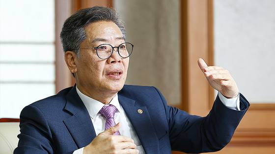 김용빈 선관위 사무총장은 “부정선거 의혹을 원천 차단하기 위해 전국 모든 사전투표소별로 매시간 사전투표자수를 공개하는 방안을 검토 중”이라고 했다. 김종호 기자