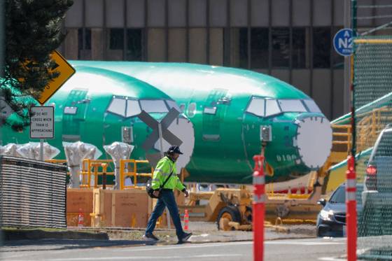 현지시간 15일 워싱턴주 렌튼 공장에서 생산 중인 보잉 737 항공기. 미국 최대 항공기 수출업체인 보잉은 도널드 트럼프 대통령의 관세 정책에 대한 중국의 보복 관세 조치로 중국에 대한 수출이 유예되면서 위기에 처했다는 평가가 나온다. AFP=연합뉴스