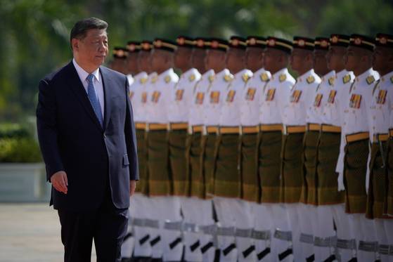 시진핑 중국 국가주석이 16일(현지시간) 말레이시아 쿠알라룸푸르의 국립궁전에서 열린 공식 환영식에서 의장대 사열을 하고 있다. EPA=연합뉴스