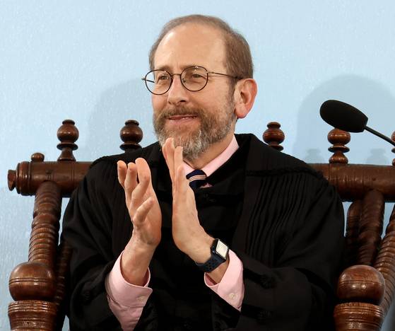 지난해 5월 23일(현지시간) 미국 하버드대에서 열린 제373회 졸업식에서 앨런 가버 총장이 박수를 치고 있다. 가버 총장은 14일(현지시간) 교내 커뮤니티에 보내는 글에서 "우리 대학은 독립성이나 헌법상 보장된 권리를 놓고 협상하지 않을 것"이라며 "그 어떤 정부도 사립대학이 무엇을 가르칠 수 있는지, 누구를 입학시키고 고용할 수 있는지, 어떤 연구와 탐구 분야를 추구할 수 있는지 지시해서는 안 된다"고 밝혔다. EPA=연합뉴스