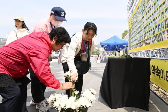 세월호 참사 11주기를 맞은 16일 오후 광주 동구 5·18민주광장에 마련된 세월호광주상주모임의 분향소에서 시민들이 헌화하고 있다. 연합뉴스