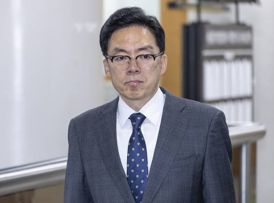 12·3 비상계엄 사태와 관련해 내란 중요 임무 종사 혐의로 재판에 넘겨진 윤승영 전 경찰청 국가수사본부 수사기획조정관(치안감)이 16일 서울 서초구 서울중앙지법에서 열린 1심 속행 공판에 출석하고 있다. 연합뉴스