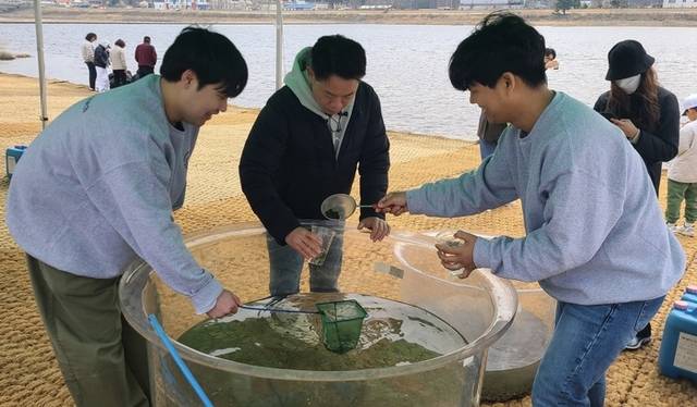 ▲ 강릉 파마리서치(대표이사 손지훈)가 강원도 양양 남대천 둔치에서 열린 ‘2025 양양 생생 축제’에 참여해 연어 치어 방류 활동을 진행했다고 16일 밝혔다.