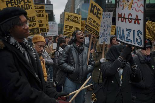 미국 트럼프 정부의 과격한 관세 및 추방 정책 등에 대한 반감이 전 세계에 확산하면서 미국 경제가 입을 타격이 상당할 것이란 분석이 나오고 있다. 지난 2월 시위대가 트럼프 정부의 추방 정책에 반대하는 시위를 벌이고 있다. AP 연합뉴스
