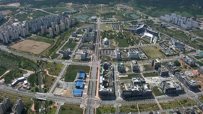 충남 내포신도시가 공동주택·문화·체육시설 등 정주 여건 개선으로 올해 인구 5만 명 돌파가 가능할 것으로 기대된다. 사진은 충남 내포신도시 전경. 충남도 제공