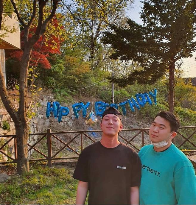 가상자산 컨설팅 기업 '패러데이'를 운영하던 시절의 박광성 에이포엑스(A41) 대표(오른쪽). 패러데이 사무실이었던 서울 종로구 부암동의 단독주택에서 사진을 찍었다. 왼쪽은 패러데이를 공동 설립한 한상우 해시드 커뮤니티 리드. 사진 제공=에이포엑스