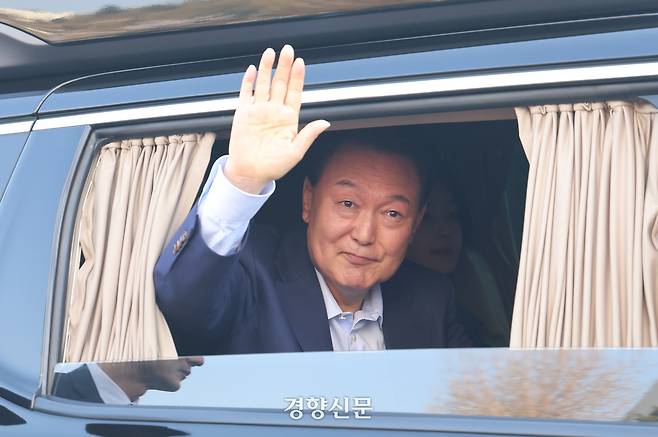 윤석열 전 대통령과 김건희 여사가 헌법재판소의 파면 결정 후 일주일 만인 지난 11일 서울 한남동 대통령 관저를 떠나기 앞서 정문 앞에서 지지자들과 인사를 나누고 있다. 권도현 기자