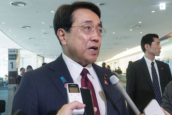 아카자와 료세이 경제재생상이 16일 미국행 비행을 앞두고 하네다 도쿄 하네다국제공항에서 취재진과 인터뷰하고 있다. AFP연합뉴스