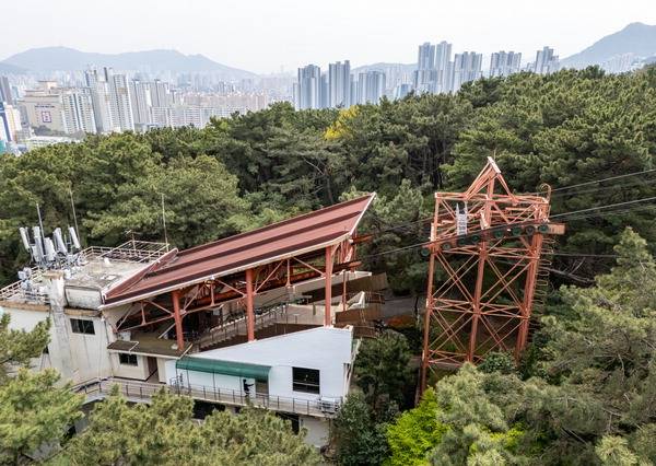 16일 부산 동래구 금강공원 케이블카 전경. 금강공원과 케이블카 시설의 노후화가 심각하지만 재정비 사업은 지지부진하다.  이원준 기자