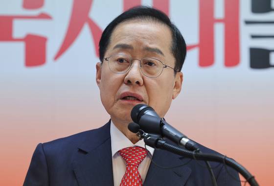 Former Daegu Mayor Hong Joon-pyo speaks about his vision for the country at his election office in Yeouido, western Seoul, on April 15. [YONHAP]