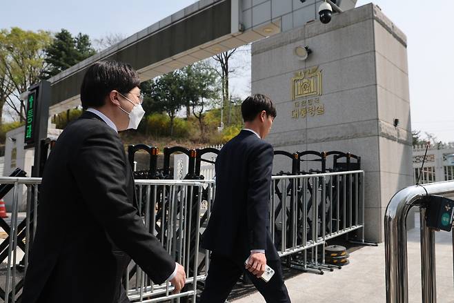 대통령실 압수수색을 시도중인 경찰 비상계엄 특별수사단이 16일 서울 용산 대통령실 청사 민원실 출입구로 들어서고 있다. 김지훈 기자