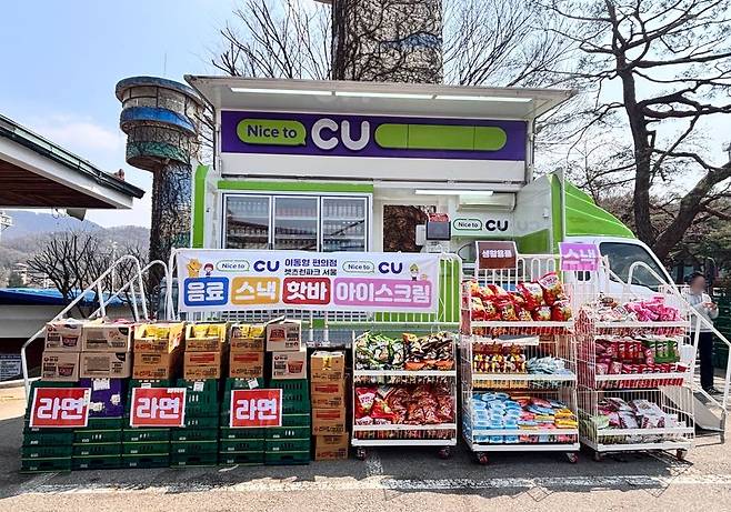 지난 11일 CU는 벚꽃 개화 시즌을 맞아 봄 나들이객들의 방문이 잦은 경기도 과천시 경마공원에서 이동형 편의점을 열었다. BGF리테일 제공