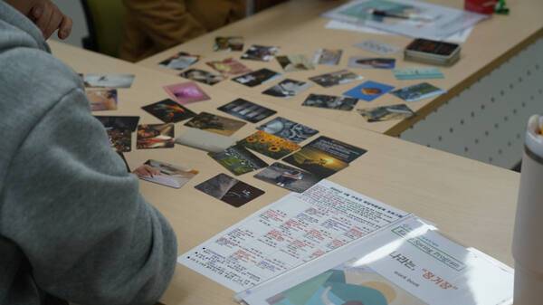 인천시청년미래센터의 고립은둔청년의 사회 복귀를 위한 일상회복 프로그램에서 참가자들이 자료를 보고 있다. 인천사서원 제공