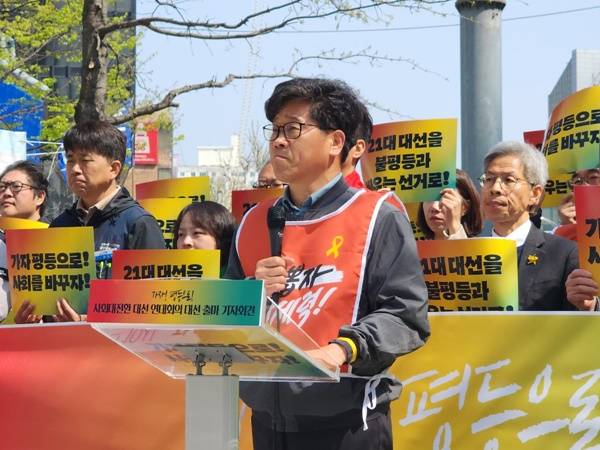 ▲ 16일 오전 서울 중구 한화빌딩 앞 고공농성장 앞에서 한상균 전 민주노총 위원장이 대선 출마를 선언하고 있다. 사진=장슬기 기자