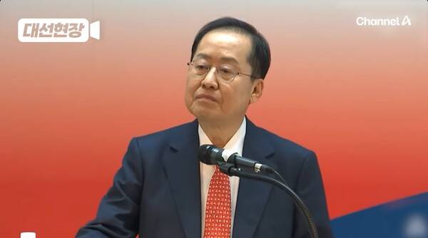 ▲홍준표 국민의힘 경선후보가 16일 오후 경제정책 발표 후 뉴스타파 기자가 소속을 밝히자 질문을 듣지도 않고 저기엔 답변 안한다고 하고 퇴장하고 있다. 사진=채널A 영상 갈무리