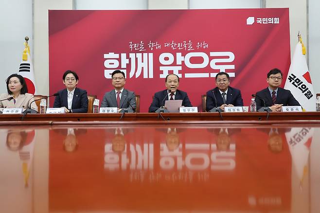 16일 서울 여의도 국회에서 황우여 선관위원장이 국민의힘 대통령후보자 1차 경선 진출자를 발표하고 있다. [사진 출처 = 연합뉴스]