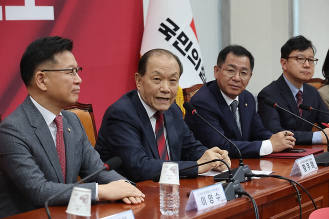 16일 서울 여의도 국회에서 황우여 선관위원장이 국민의힘 대통령후보자 1차 경선 진출자를 발표하고 있다. [사진 출처 = 연합뉴스]