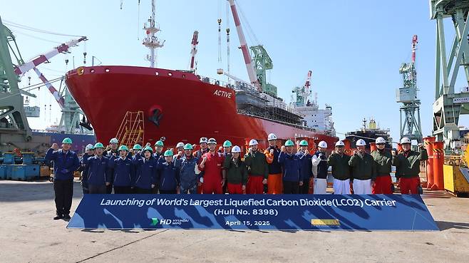 HD현대미포 임직원들이 지난 15일 울산에서 2만2000㎥급 액화이산화탄소 운반선 진수식을 개최했다. 기존 운반선의 약 3배인 세계 최대 규모로 영하 55도의 저온 환경을 유지하는 저장탱크 3기를 탑재했다.  HD현대