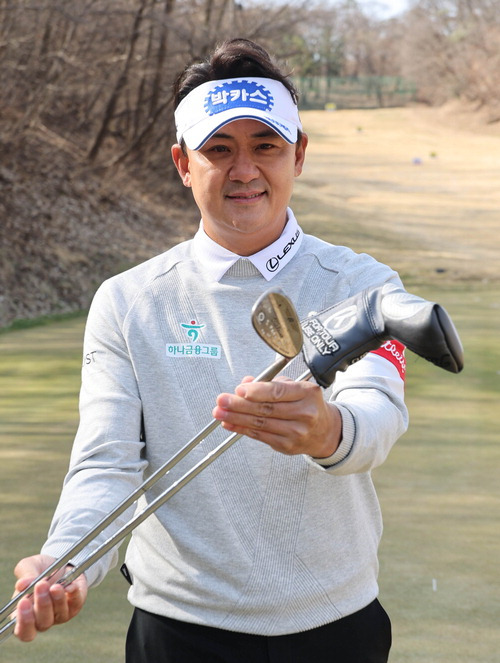 GS칼텍스 매경오픈 통산 세 번째 우승에 도전하는 박상현이 올해 열리는 대회 애장품 이벤트에서 팬들에게 선물할 프로 첫 우승 퍼터와 웨지를 보여주고 있다.  이충우 기자