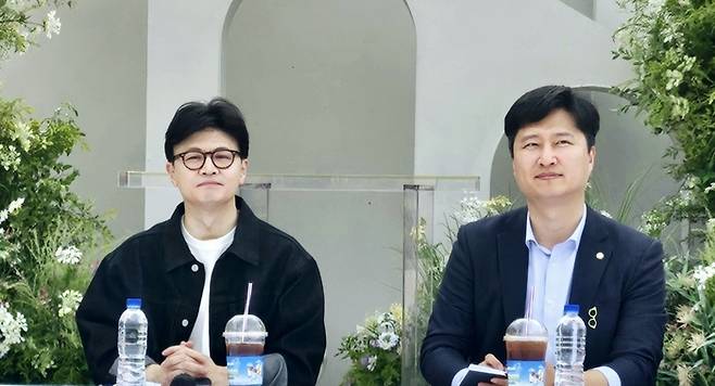한동훈 전 국민의힘 대표(왼쪽)와 우재준 국민의힘 의원이 16일 대구 수성구 모처에서 열린 ‘대구·경북 청년 희망 경청회’에 참석하고 있다. [사진출처=뉴스1]