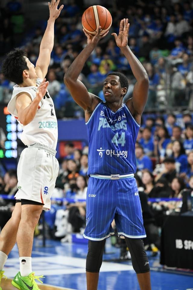 니콜슨은 골밑에서 자리를 잡는 과정에서 조던 모건과 팔이 엉켰다. 팔이 풀린 뒤 다시 한 번 엉키는 장면이 연출됐다. 이때 판정은 니콜슨의 오펜스 파울. 그는 심판을 향해 에어 펀치를 날렸고 결국 테크니컬 파울을 받았다. 사진=KBL 제공