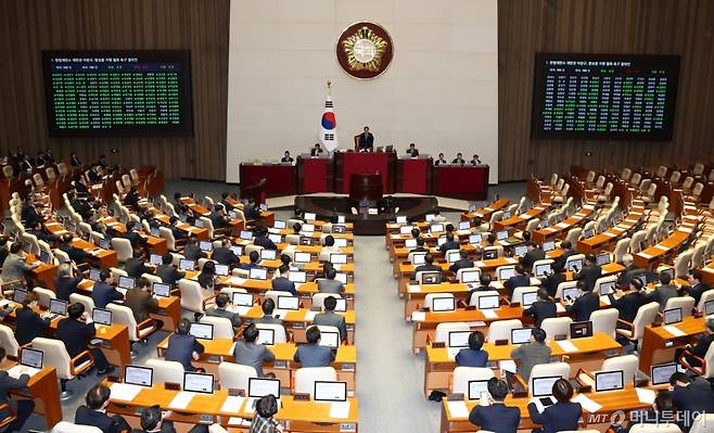 (서울=뉴스1) 김민지 기자 = 15일 오후 서울 여의도 국회에서 열린 제424회국회(임시회) 제3차 본회의에서 헌법재판관 이완규, 함상훈 지명 철회 촉구 결의안이 야당 주도로 통과되고 있다. 2025.4.15/뉴스1  Copyright (C) 뉴스1. All rights reserved. 무단 전재 및 재배포,  AI학습 이용 금지. /사진=(서울=뉴스1) 김민지 기자
