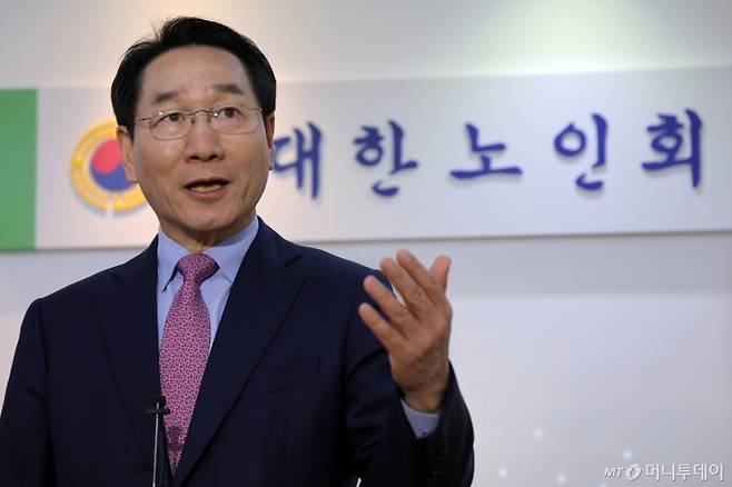 (서울=뉴스1) 박정호 기자 = 대권 도전에 나선 유정복 인천시장이 15일 오후 서울 중구 세종대로 대한노인회에서 이중근 회장 예방을 마친 뒤 브리핑을 하고 있다. 2025.4.15/뉴스1  Copyright (C) 뉴스1. All rights reserved. 무단 전재 및 재배포,  AI학습 이용 금지. /사진=(서울=뉴스1) 박정호 기자