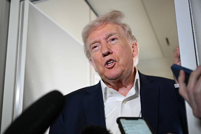 도널드 트럼프 미국 대통령이 11일(현지시간) 플로리다주 웨스트 팜비치에 있는 팜비치 국제 공항으로 이동하는 기내에서 취재진과 만나 “관세 협상에 대해 많은 나라와 대화를 하고 있다. 우리는 매우 좋은 위치에 있다"고 밝히고 있다. 2025.04.13  /AFPBBNews=뉴스1