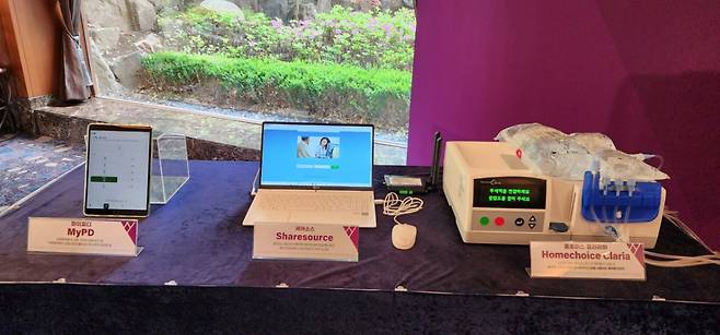 이날 밴티브코리아가 전시한 이 회사 복막투석 기기(맨 오른쪽)와 투석액 등 관련 제품들. 복막투석 기기를 통해 입력된 환자의 정보를 의사가 직접 모니터링할 수 있다. /사진=정심교 기자