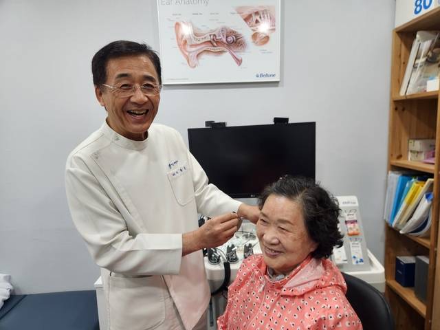 15일 경남 창원시 마산회원구 석전동 예일이비인후과 진료실에서 마용운 대표원장이 박광자 할머니의 귀에 기부 보청기를 끼워주고 있다.